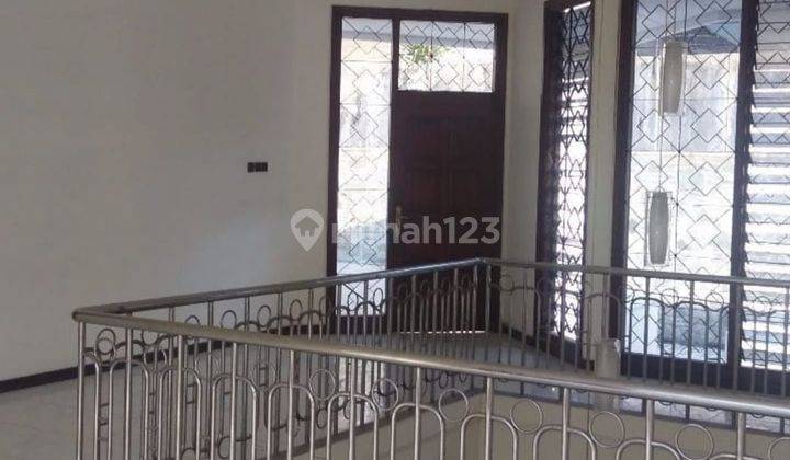 Disewakan Rumah Dua Lantai Dharamhusada Permai Belakang Galaxy Mall Surabaya 2