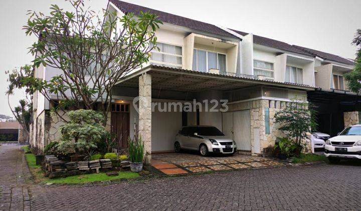 Dijual Rumah Ada Kolam Renang  Forest Mansion Wiyung 1