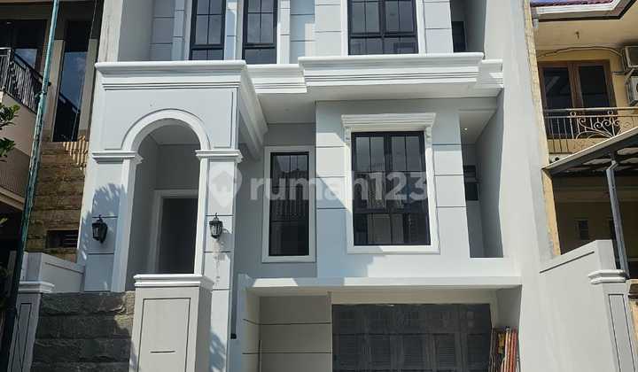 Dijual Rumah Baru American Style Tiga Lantai Graha Famili Surabaya 1