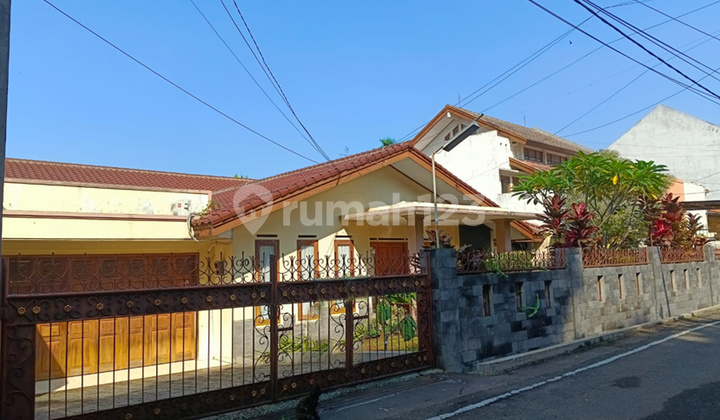 Ready-to-Occupy House on Jl Cigadung, strategic location, comfortable, near Tubagus Ismail.