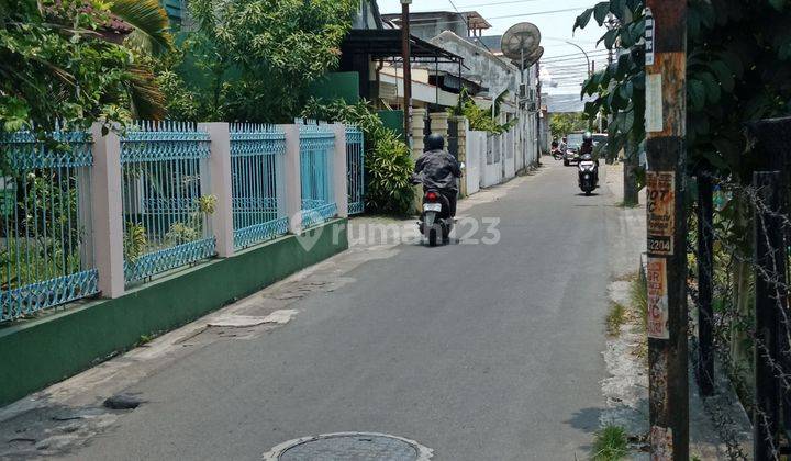 Rumah Di Tengah Perkotaan Dekat Jalan Utama 1