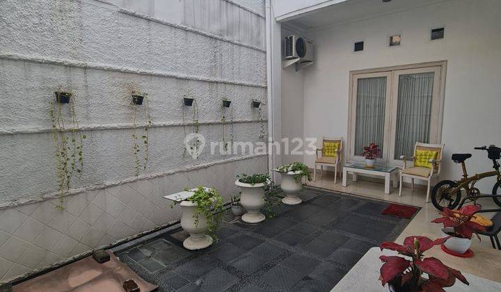 Rumah 2 Lantai Bagus Semi Furnished SHM di Tomang, Jakarta Barat 1