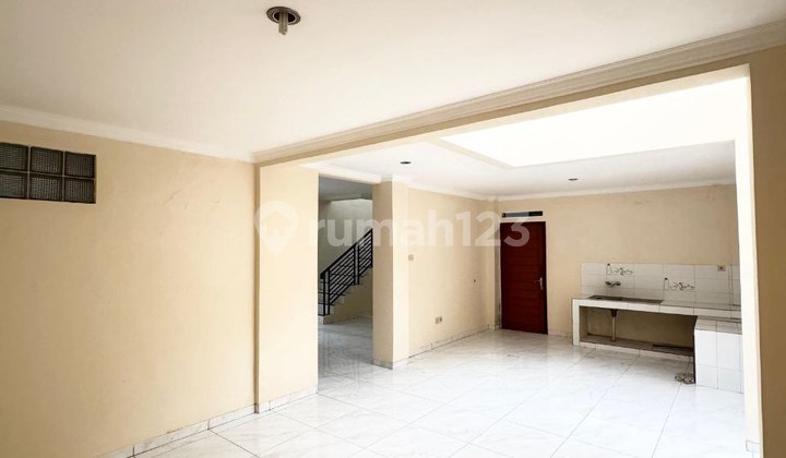 Rumah Nyaman 2 Lantai Lokasi Strategis di Turangga Dekat Tsm 2