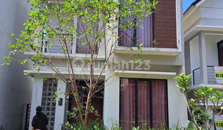 Rumah Siap Huni 2 Lantai di Komplek One Gate Syistem di Padasuka