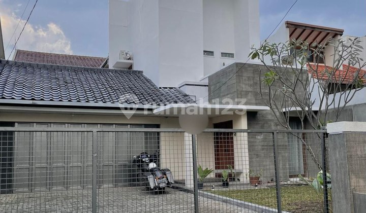 Residential House / Can be Turned into a Villa for Staycation, Located in Cigadung Close to the City Center & Dago