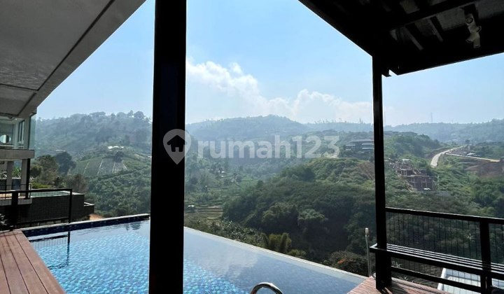 Jual Rumah Villa Cocok untuk Investasi, View Memukau dan Kolam Renang Dago Village