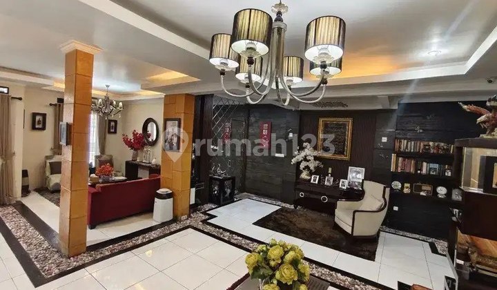 Rumah Lux Strategis di Turangga Row Jalan 2 Mobil 2