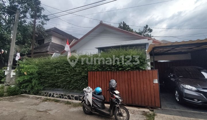 Rumah Lama Terawat Lokasi Strategis di Turangga Dekat Tsm