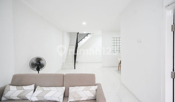 3 BR Well-Maintained House Near Cakung Station Ready to Occupy Renovated J-20679