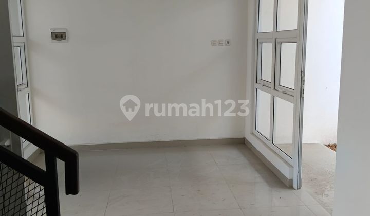 Rumah 2 Lt Strategis 15 Menit ke Stasiun Bekasi Timur Siap Huni J34030 2