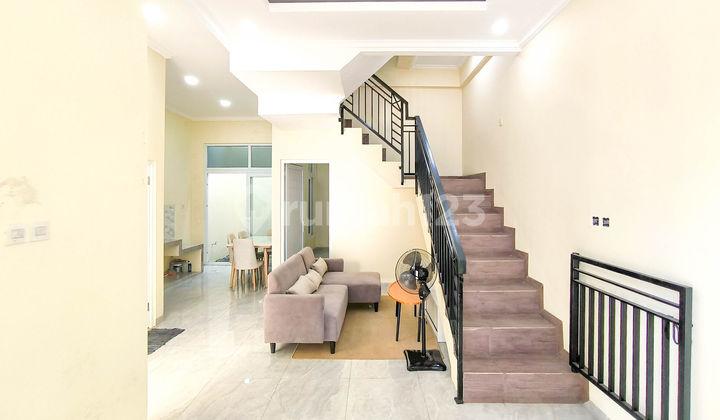 Rumah 2 Lt Cantik Strategis 10 Menit ke Gerbang Tol Buaran Indah 1 J-32353 2