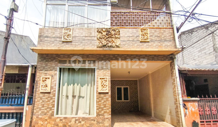 Rumah 11 Menit ke Alia Hospital Depok Hadap Selatan Siap KPR J-37739