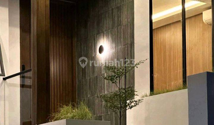 Rumah 3 Lantai Baru Semi Furnished SHM di Jalan Kebo Iwa, Denpasar 1