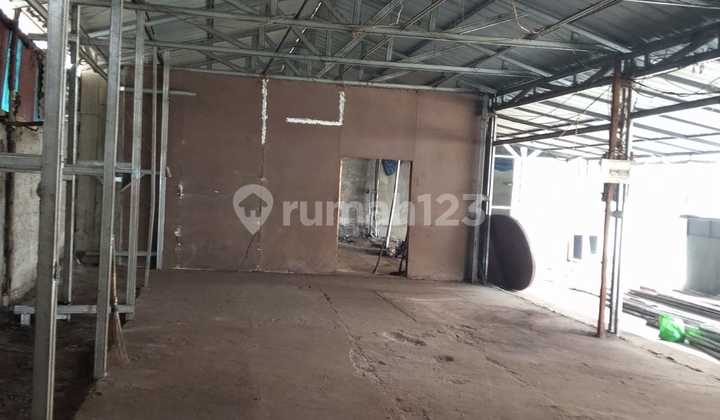 Warehouse in Meruya, Land Area 530m³, Building Area 400m², Includes Office and Employee Living Quarters. Warehouse in Meruya, Land Area 530m³, Building Area 400m², Includes Office and Employee Living Quarters.