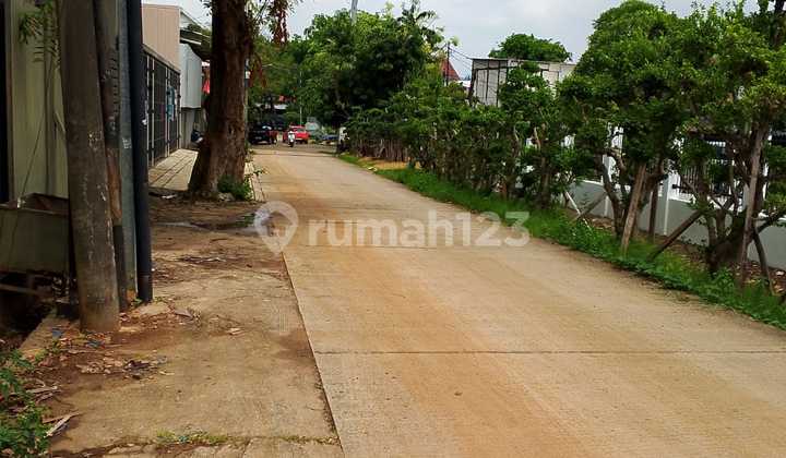 Warehouse in Meruya, Land Area 530m³, Building Area 400m², Includes Office and Employee Living Quarters. Warehouse in Meruya, Land Area 530m³, Building Area 400m², Includes Office and Employee Living Quarters.