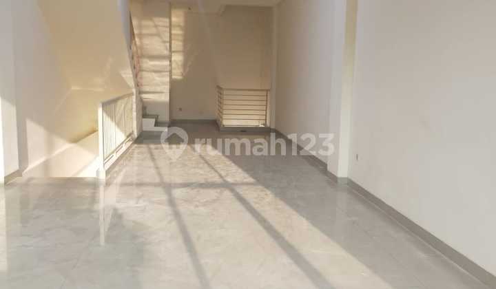 Shophouse in Green Lake City, Size 4.5 x 15, 3 Floors, Road-Facing, Good Condition