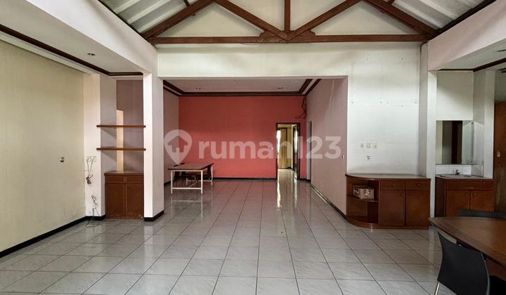 House in Riau with a very strategic location in the central business district of Bandung city. 2