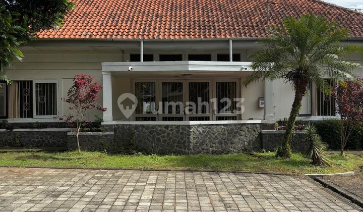 House in Riau with a very strategic location in the central business district of Bandung city.