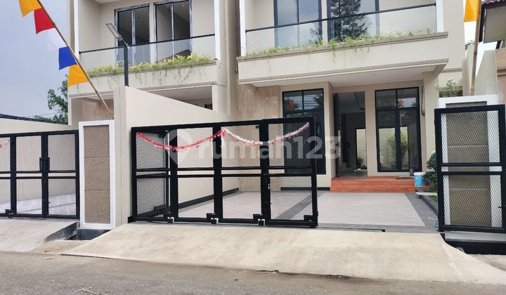 New Modern Tropical House 7 Minutes to LRT Cikunir 1 in Jtbening 2