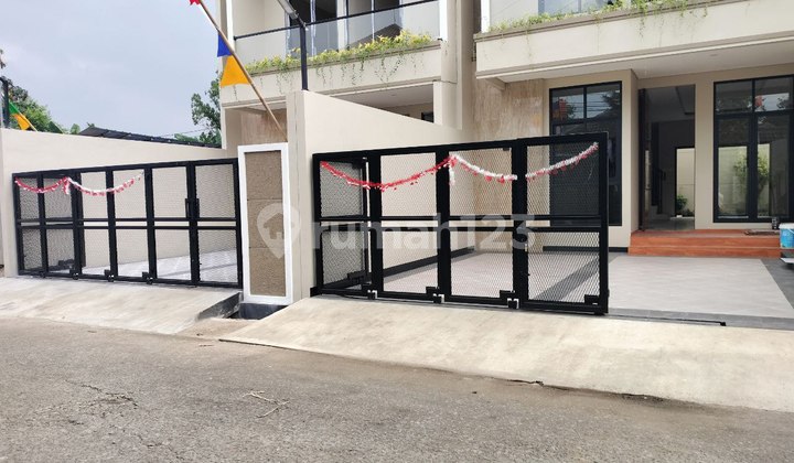 Rumah Baru Modern Tropis 7Menit ke LRT Cikunir 1 di Jtbening