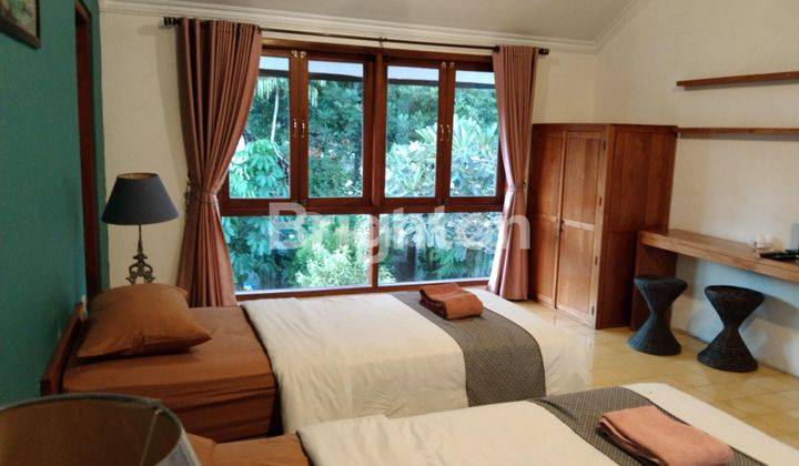 VILLA MANTRIJERON KERATON MALIOBORO, AREA KAMPUNG BULE, PUSAT WISATA GUEST HOUSE, CAFE RESTO BULE MANCANEGARA. HIDDEN GEM, PRIVATE POOL, FULL FURNISHED HARGA DISKON 2