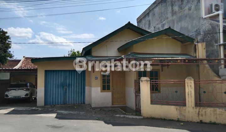 RUMAH USAHA LUAS DAN STRATEGIS DI JOGJA UTARA, SELANGKAH SLEMAN CITY HALL.