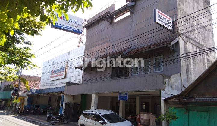 Toko, Gudang, Rumah, area komersial pusat kota. Dikelilingi pertokoan, perbankan, hotel, resto cafe 2