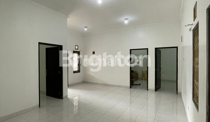 RUMAH DALAM KOMPLEKS PERUMAHAN ONE GATE SYSTEM,SECURITY 24 JAM.SELANGKAH LOTTE MART, RS HERMINA, NEXT IN OUT TOL JOGLOSEMAR.DIKELILINGI KAMPUS SANATA DHARMA, RESPATI, UPN, AMIKOM, PAKUWON MALL 2