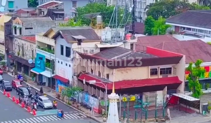 SUPER STRATEGIC, TUGU MALIOBORO JOGJA SHOPHOUSE HOOK