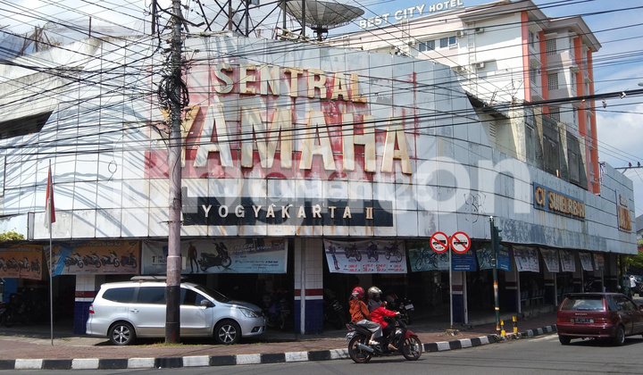 Pusat Kota Malioboro, Showroom Hook Jalan Raya