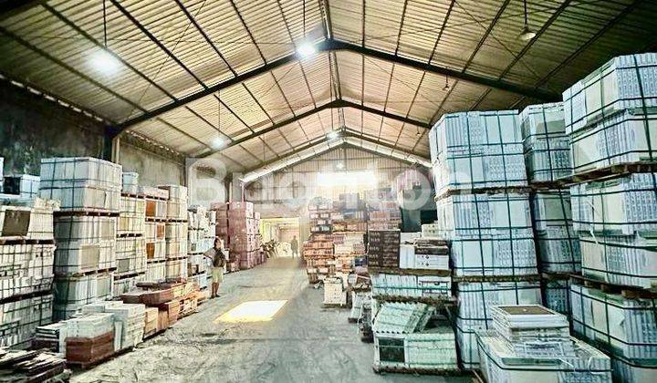 WONOSARI GUDANG MASIH BEROPERASI PINGGIR JALAN RAYA. SELANGKAH RINGROAD 1