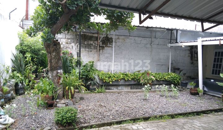 Downtown Commercial House Surrounded by Boarding Houses Downtown Commercial House Surrounded by Boarding Houses