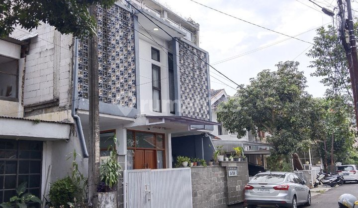 Cozy 3-Story House in Turangga with Mountain Rooftop View 2