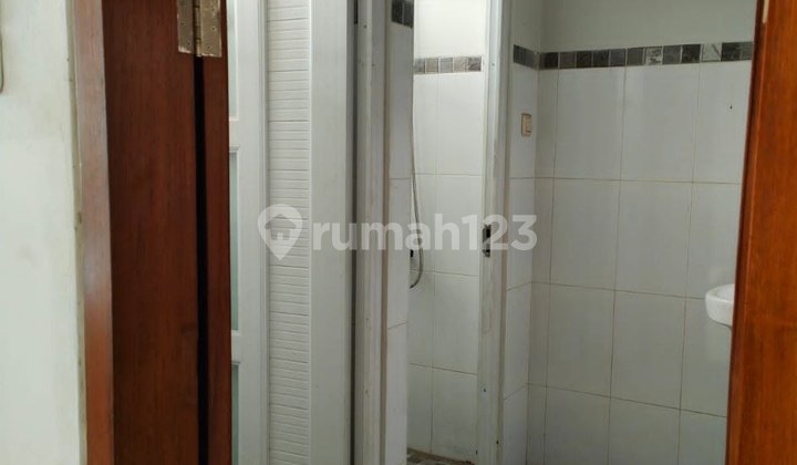 calculate the land area of the house near Cihapit Sayap Riau, Bandung 2