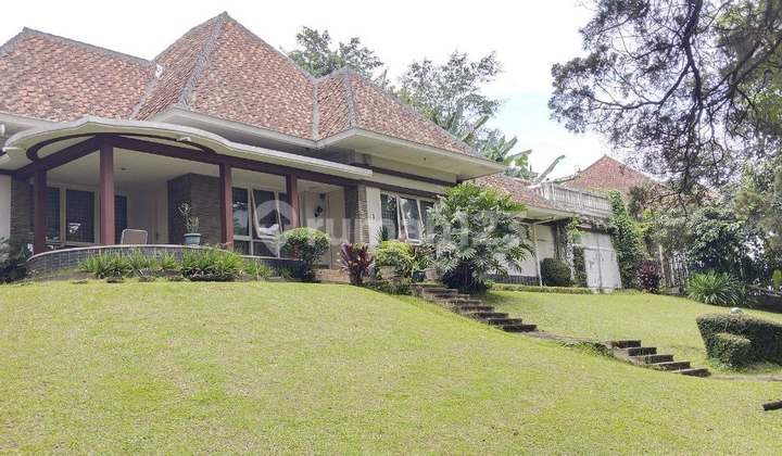 Rumah Hook di Jalan Cipaganti-Lingkungan Prestige Lokasi Prime 2