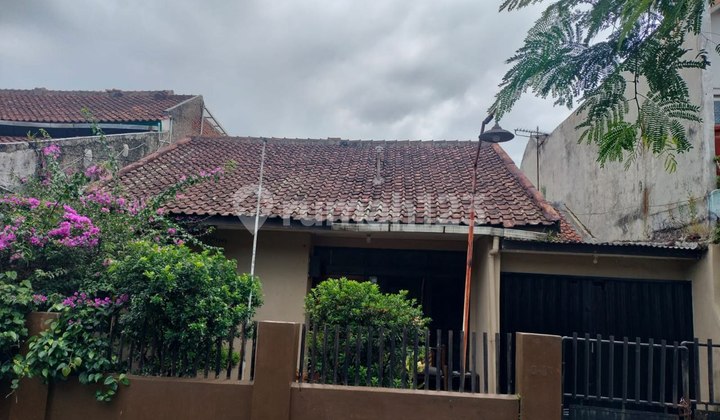 Well-Maintained Old House in Sukamenak Indah Near Taman Kopo Indah Well-Maintained Old House in Sukamenak Indah Near Taman Kopo Indah