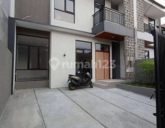 Rumah Baru 2 Lantai Di Turangga! Lokasi Strategis dan Nyaman Rumah Baru 2 Lantai Di Turangga! Lokasi Strategis dan Nyaman