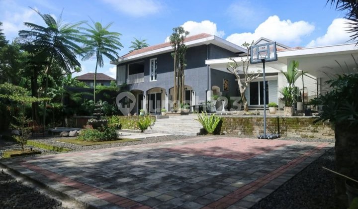 Furnished Luxury House in Setiabudi Regency, Comfortable Environment