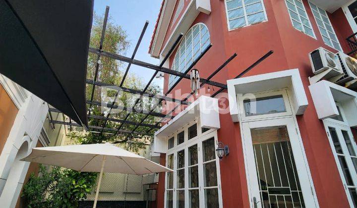 RUMAH KEMANGGISAN JAKARTA BARAT - LANTAI 2 1/2 SPLIT LEVEL & SEMI FURNISHED