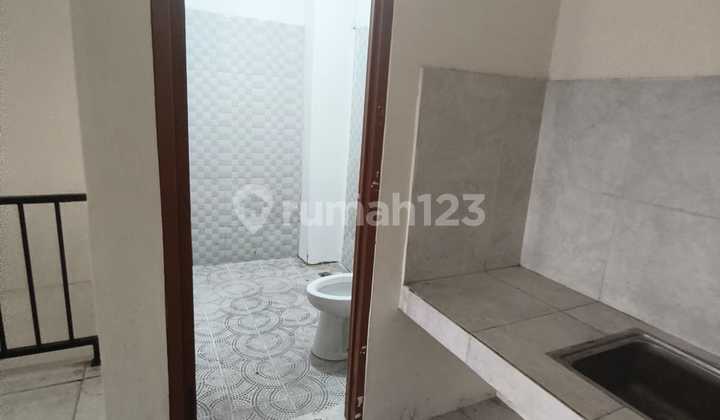 Komeesil 3-Story Shop House Suitable for Business in Meruya, West Jakarta 2