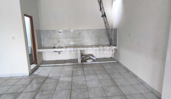 Komeesil 3-Story Shop House Suitable for Business in Meruya, West Jakarta 1