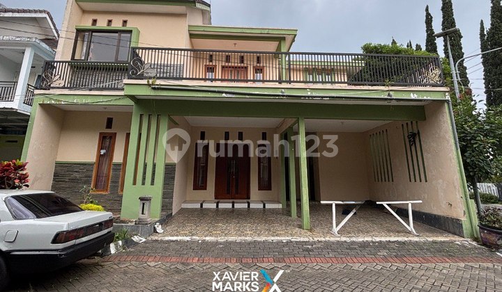 Rumah Villa Hook Kawasan Wisata di Batu Malang