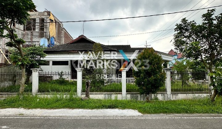 House Near Toll Exit on Teluk-teluk Street, Malang. House Near Toll Exit on Teluk-teluk Street, Malang.