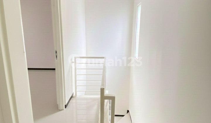 Rumah 2 Lantai Modern Minimalis di Villa Tlogomas Malang 2