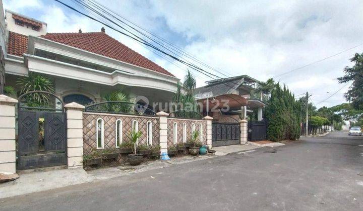 Rumah Klasik Strategis di Soekarno Hatta Indah Malang 1