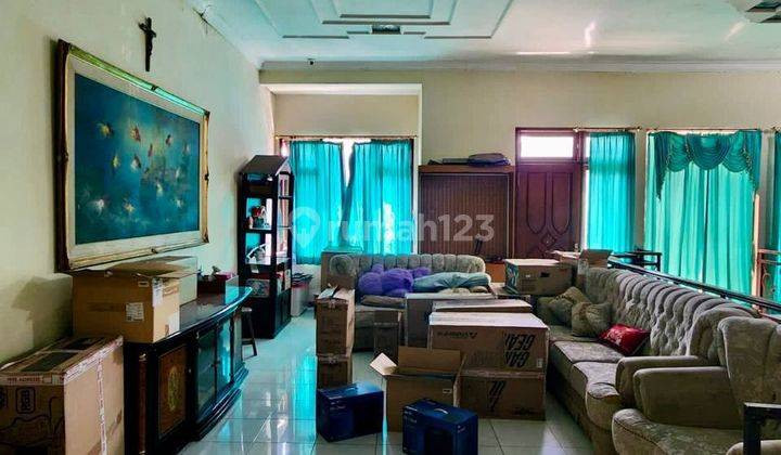 Rumah Klasik 2 Lantai di Jalan Pulau pulau Malang 2