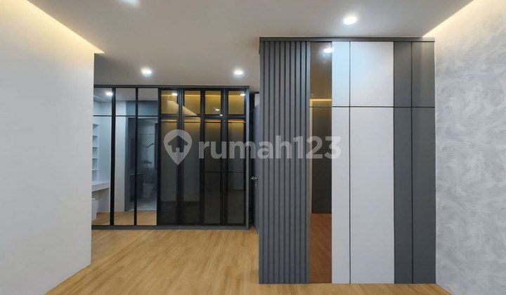 Jual Rumah Cantik Taman Ratu 3 Lantai Akses Jalan 2mobil