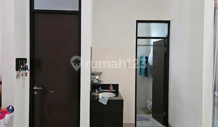 ******** Di Taman Holis Indah 2