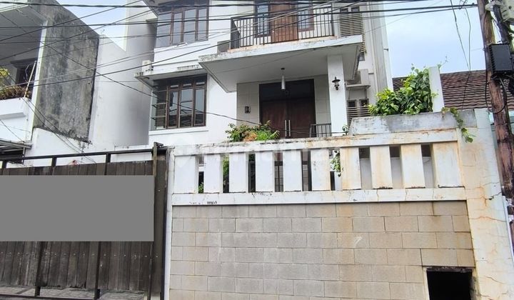 Dijual Rumah Mewah di Jalan Tulodong Bawah Kebayoran Baru Jakarta Selatan