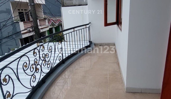 Rumah Bagus Rapi 2 Lt. di Taman Harapan Baru Bekasi